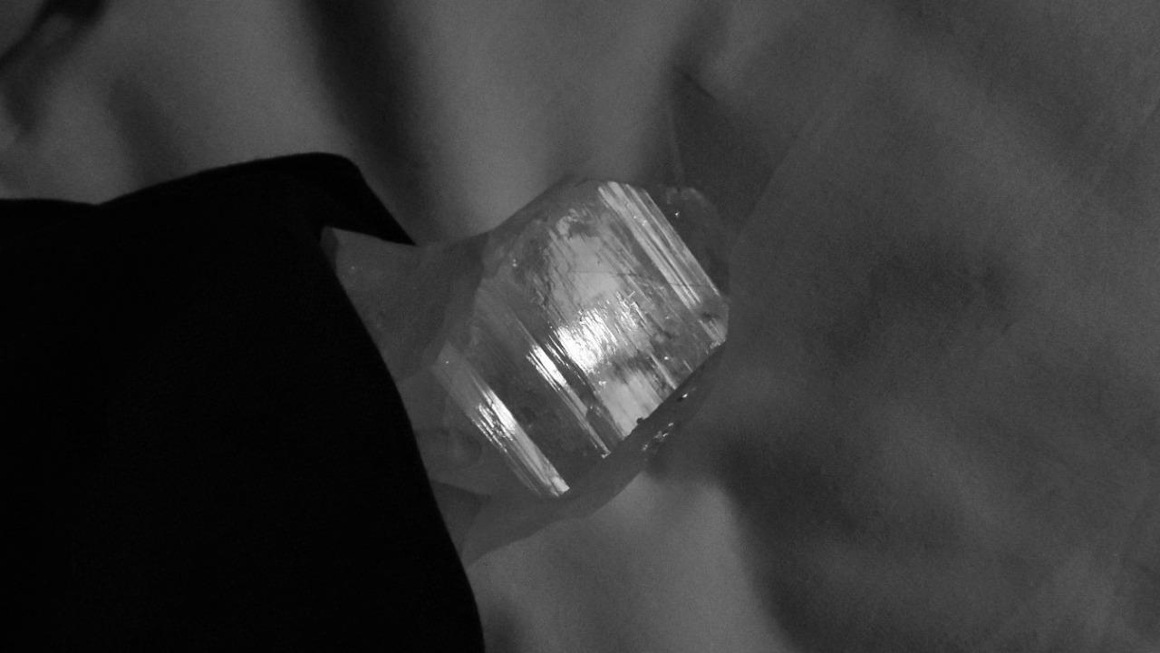 NATURAL CLEAR POINT QUARTZ WHITE RAW STONE EXCELLENT TONE & VIBRATION