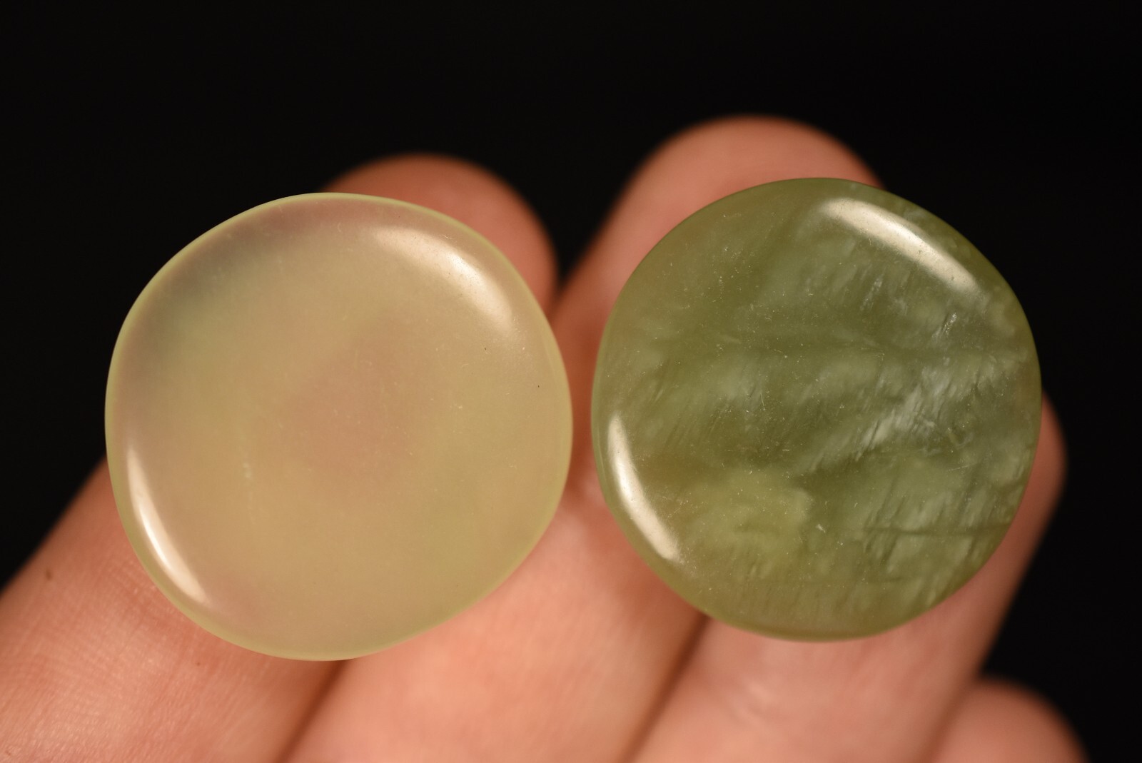 2 *NEW JADE* Flat Stones 2-3cm 12.3g Palm Worry Thumb Tumbled Natural, Bowenite