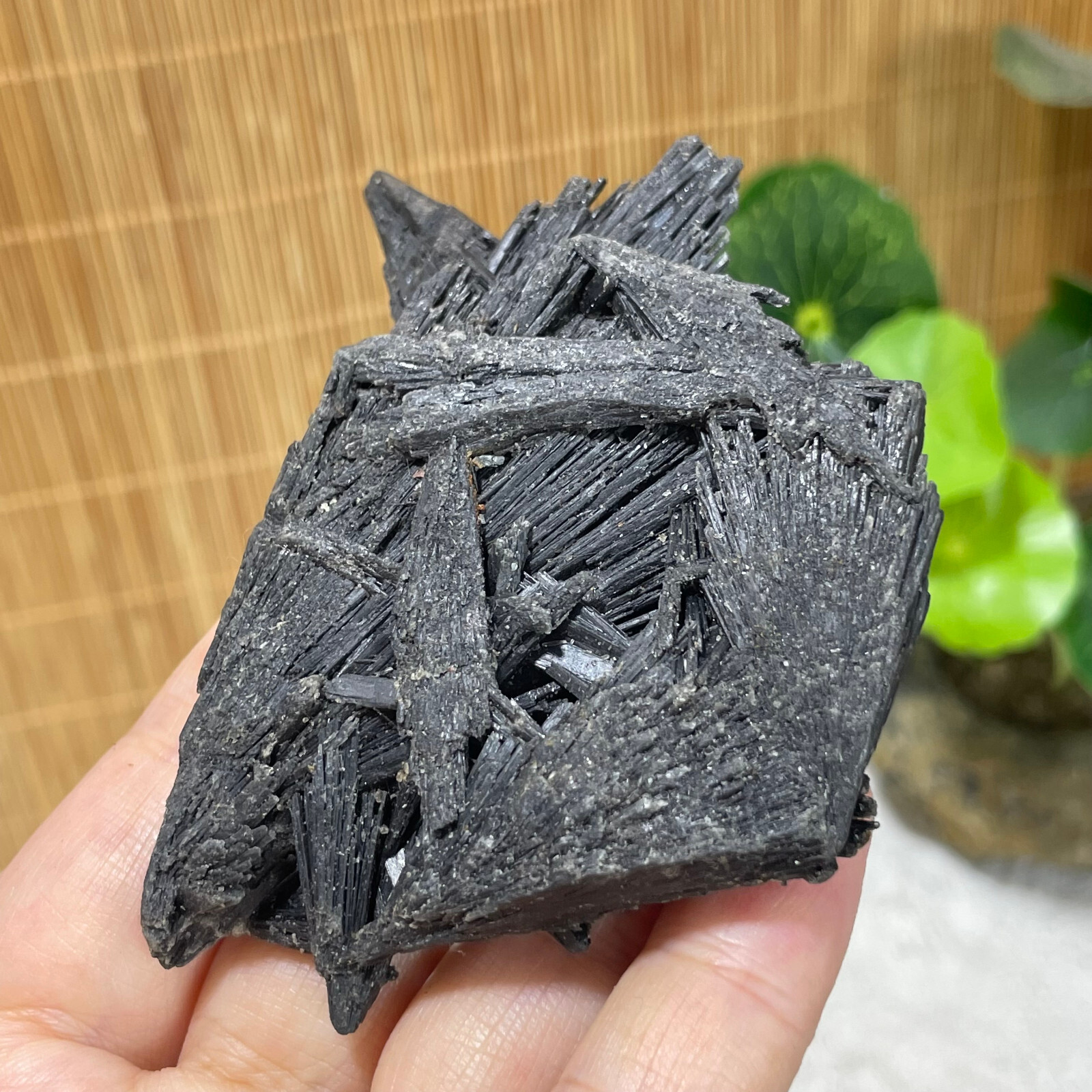 80g Natural Irregular natural black crystal cluster mineral specimen（dian qishi）