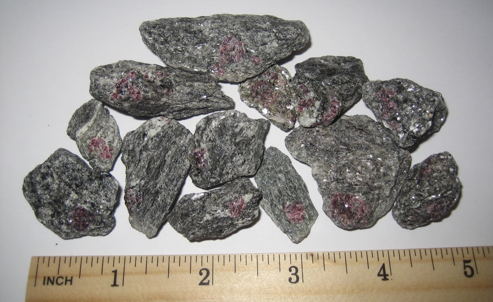 13 NATURAL ROUGH 0.7″- 2″ RED GARNET & MICA CRYSTAL STONES NEW HAMPSHIRE 141g *1