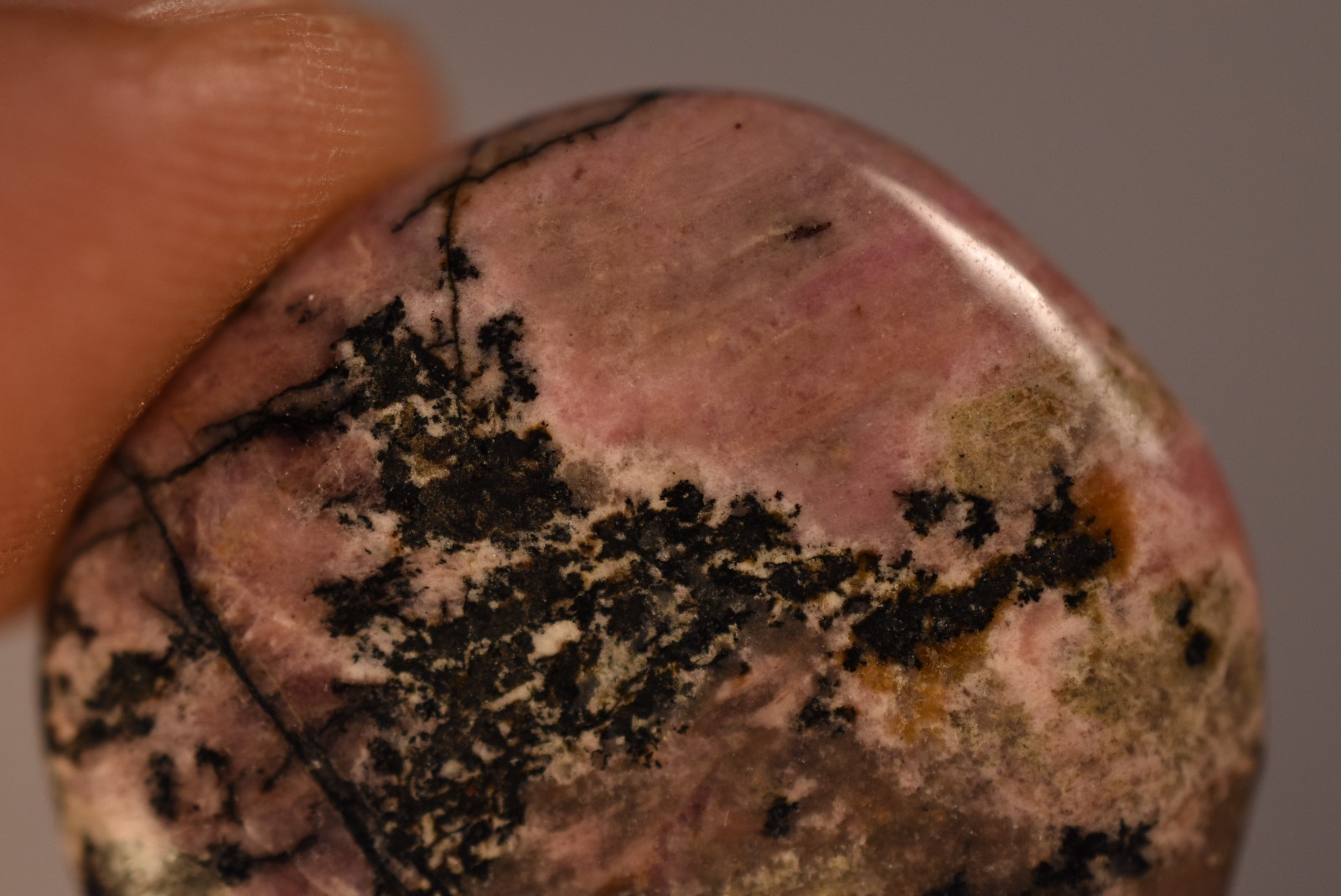 *RHODONITE* Flat Stone 2.7cm 9.3g Worry Palm Thumb Love Relaxation