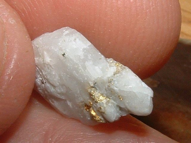 16TO1 MINE GOLD QUARTZ SPECIMEN 1.12 GRAM NATURAL GOLD IN QUARTZ