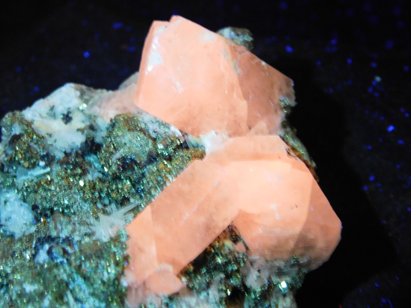 FLUORESCENT Calcite Crystal Cluster with CHALCOPYRITE! Peru 185gr