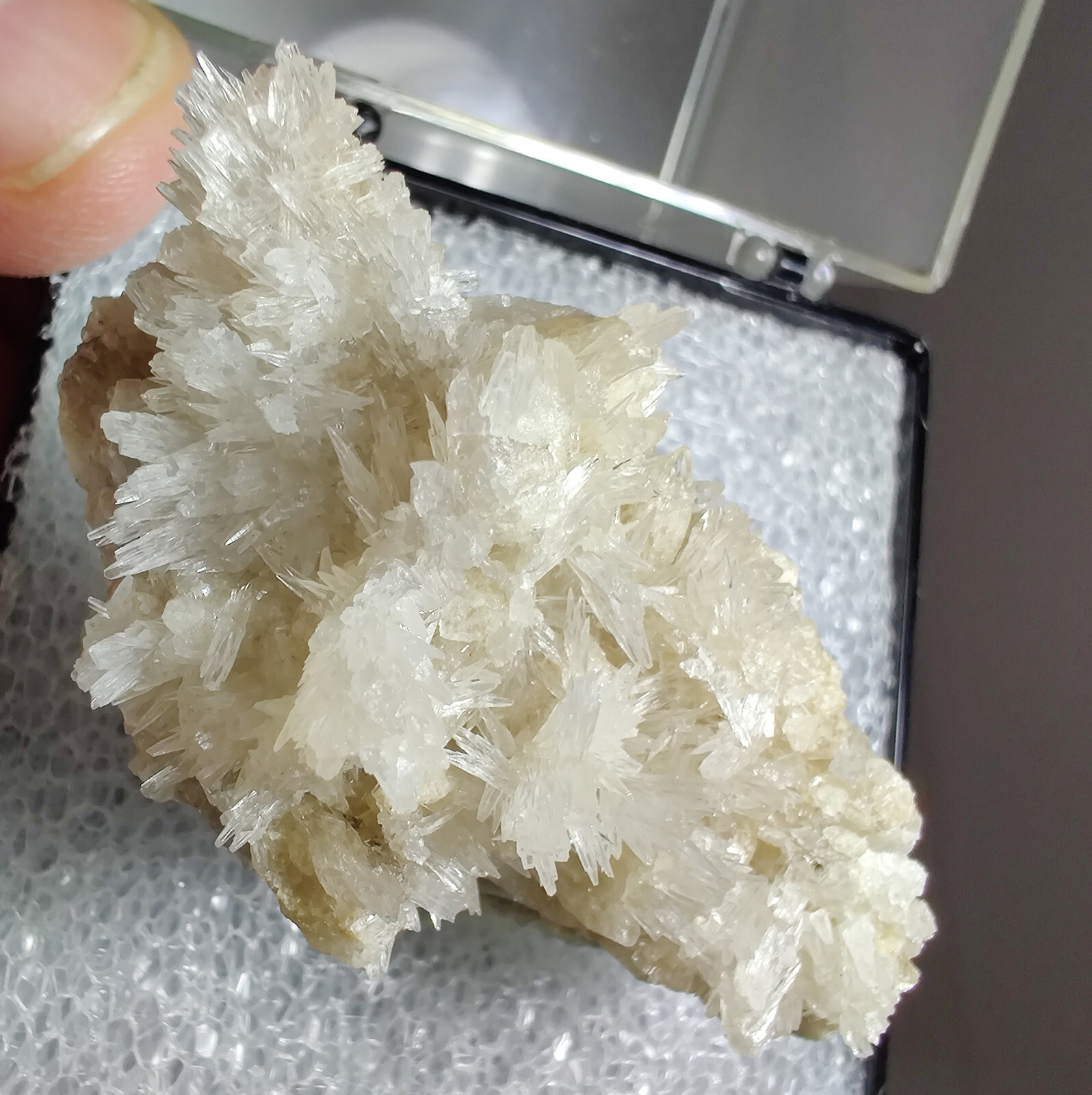Strontianite crystals, excellent specimen! UV. Minerva Mine, Illinois. 6 cm.