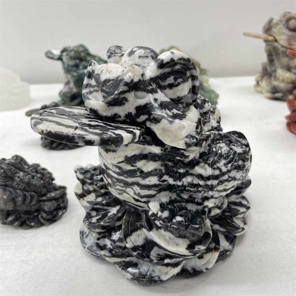 7.7LB 6.3″A+Natural Black And White Jasper Money Toad Crystal Hand Carved Statue