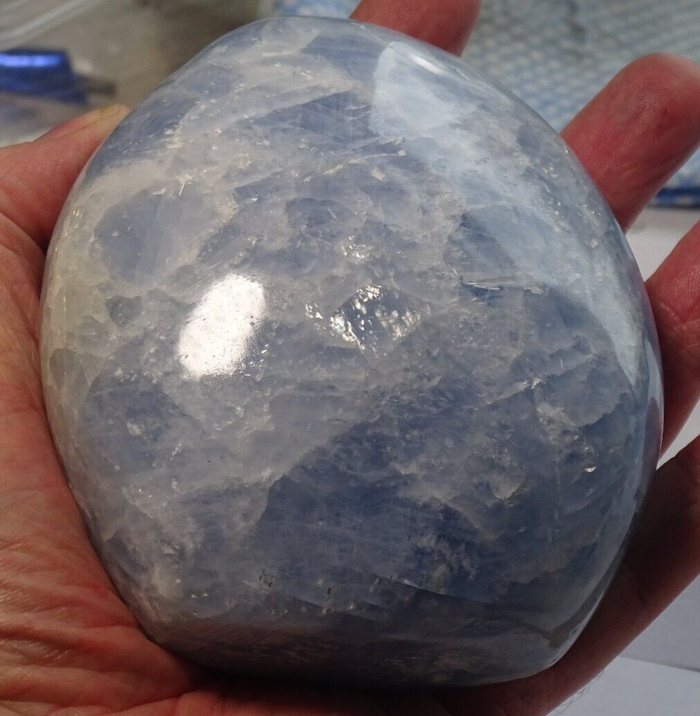 BEAUTFUL LARGE BLUE CALCITE OBELISK 10.4 x 9.5 x 5.1 cms 845 gms – meditation
