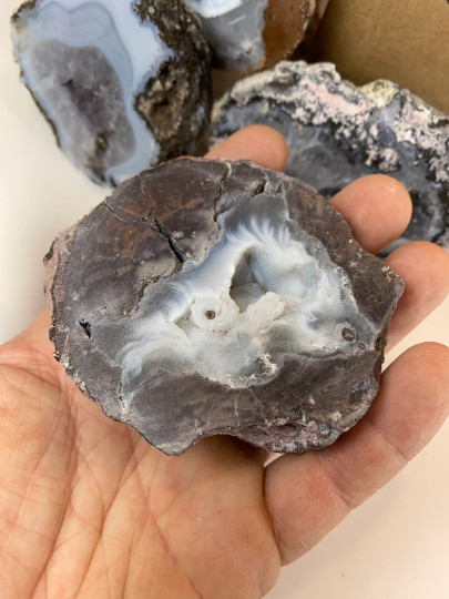 Deluxe Gift Pack – 10 Break Your Own Quartz Geodes Plus 5 Sliced Geode Halves