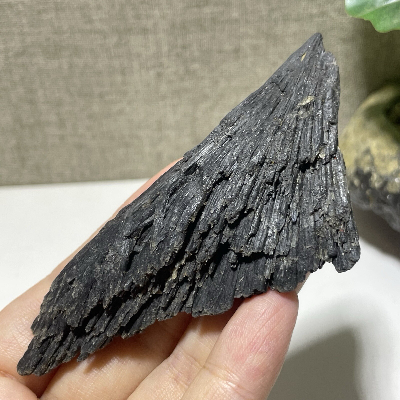 Natural Irregular natural black crystal cluster mineral specimen（dian qishi）76g