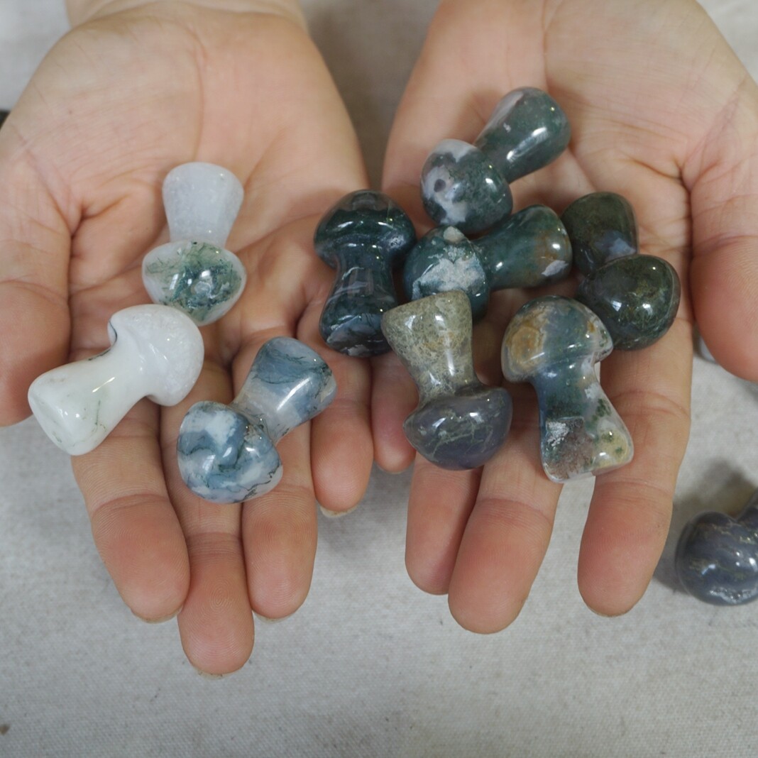 1kg 50 Natural Moss Agate Carnelian Crystal Mushroom Carving Palm Healing 35mm