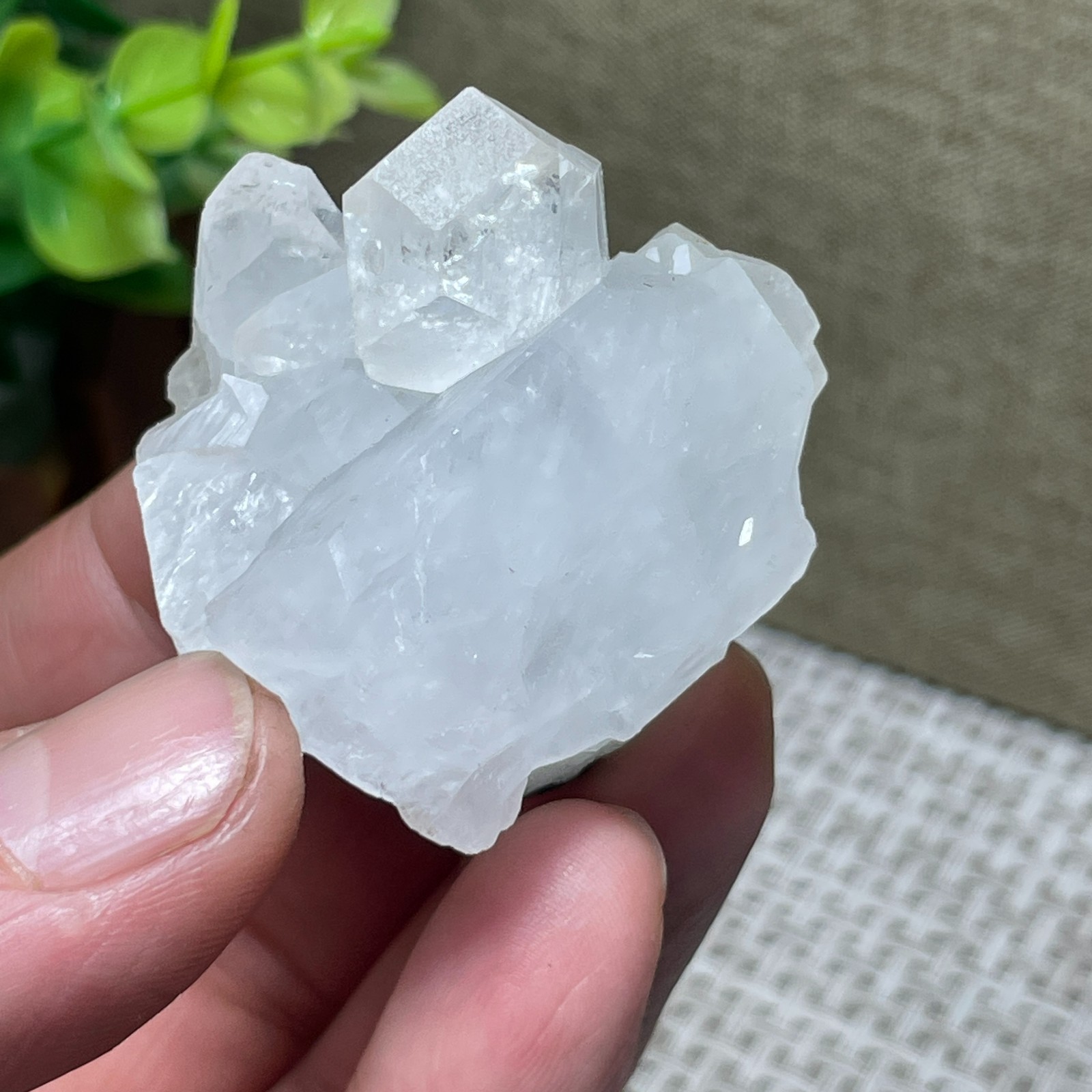 White crystal Rough Stone Gem crystal Mineral Specimen 49g 37*36*28mm E6525