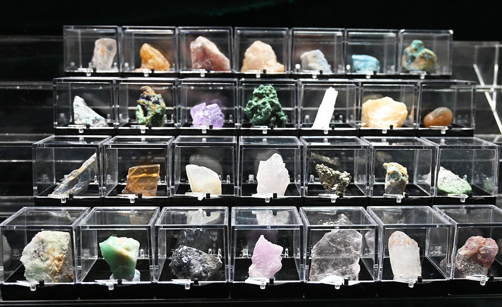 Rock Collection – 28 mineral specimens! Mounted in plastic boxes.