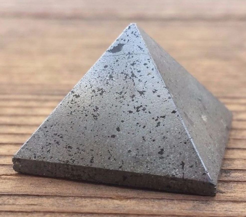 NATURAL HEMATITE SMALL GEMSTONE PYRAMID 20-22mm