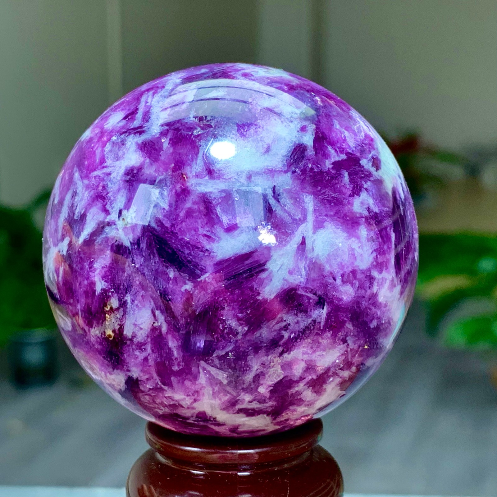 310G Natural Beautiful Purple Lithium Mica Crystal Spherical Mineral Sample
