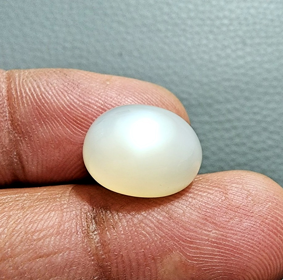White Moonstone Cabochon Oval Shape 10.50Ct Eye-Clean Loose Gemstone For Ring