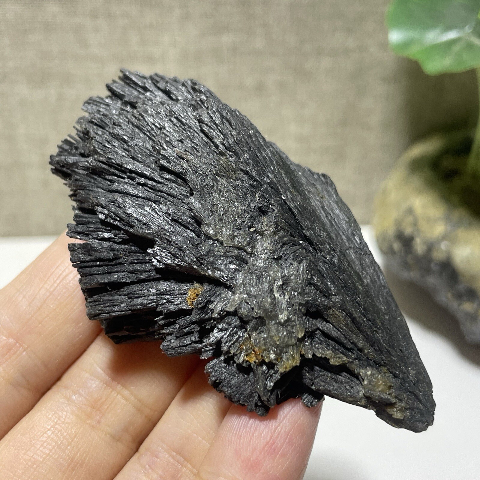 Natural Irregular natural black crystal cluster mineral specimen（dian qishi）63g