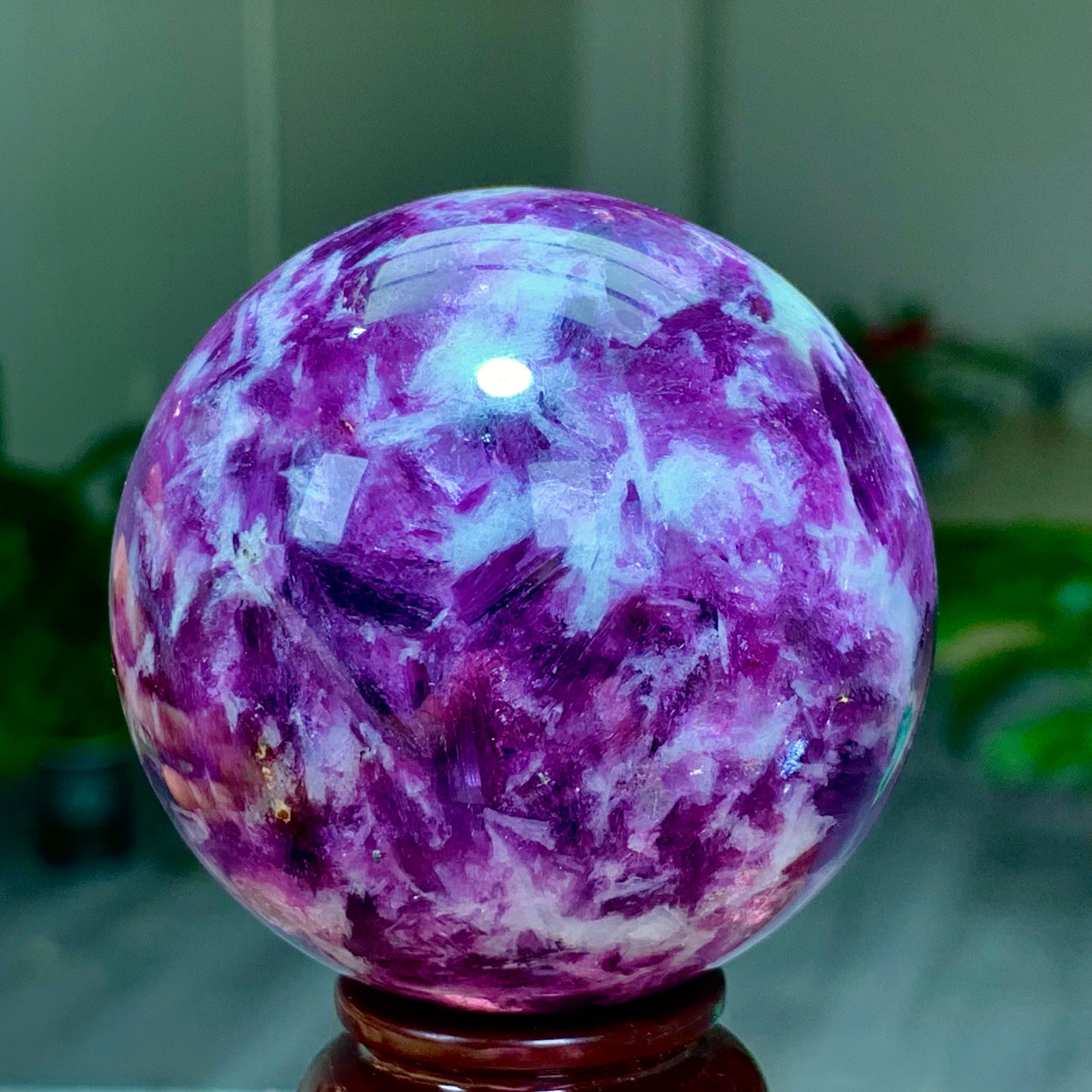 310G Natural Beautiful Purple Lithium Mica Crystal Spherical Mineral Sample