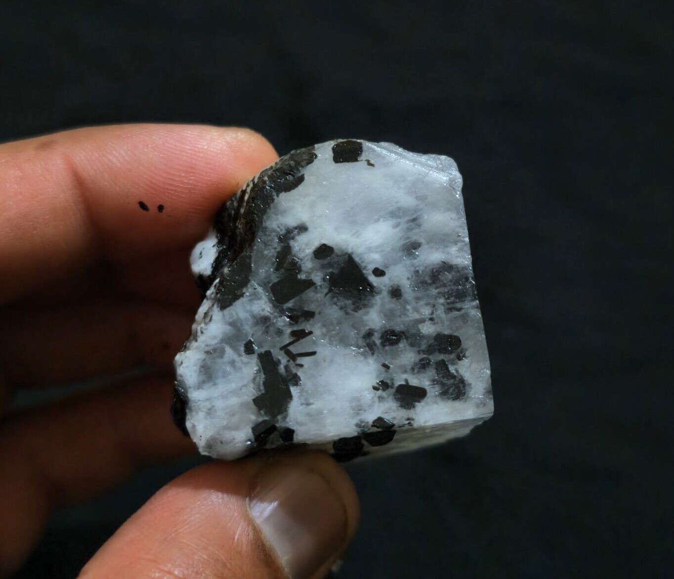 Attractive Rainbow Moonstone Raw 502 Crt Moonstone Rough Gemstone For Jewelry