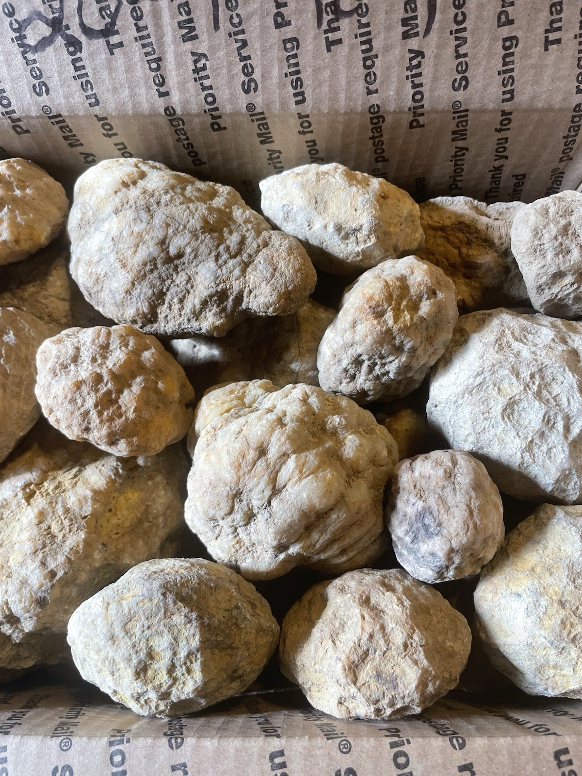 BOX OF KENTUCKY GEODES:20-1” TO 4”. ALL RATTLE!! *** BREAK YOUR OWN ***