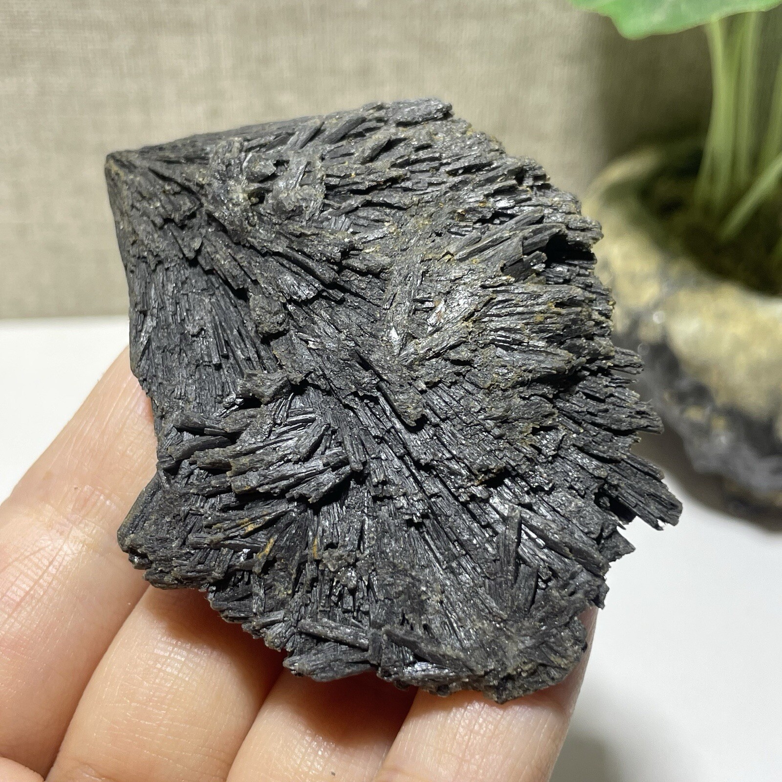 Natural Irregular natural black crystal cluster mineral specimen（dian qishi）71g