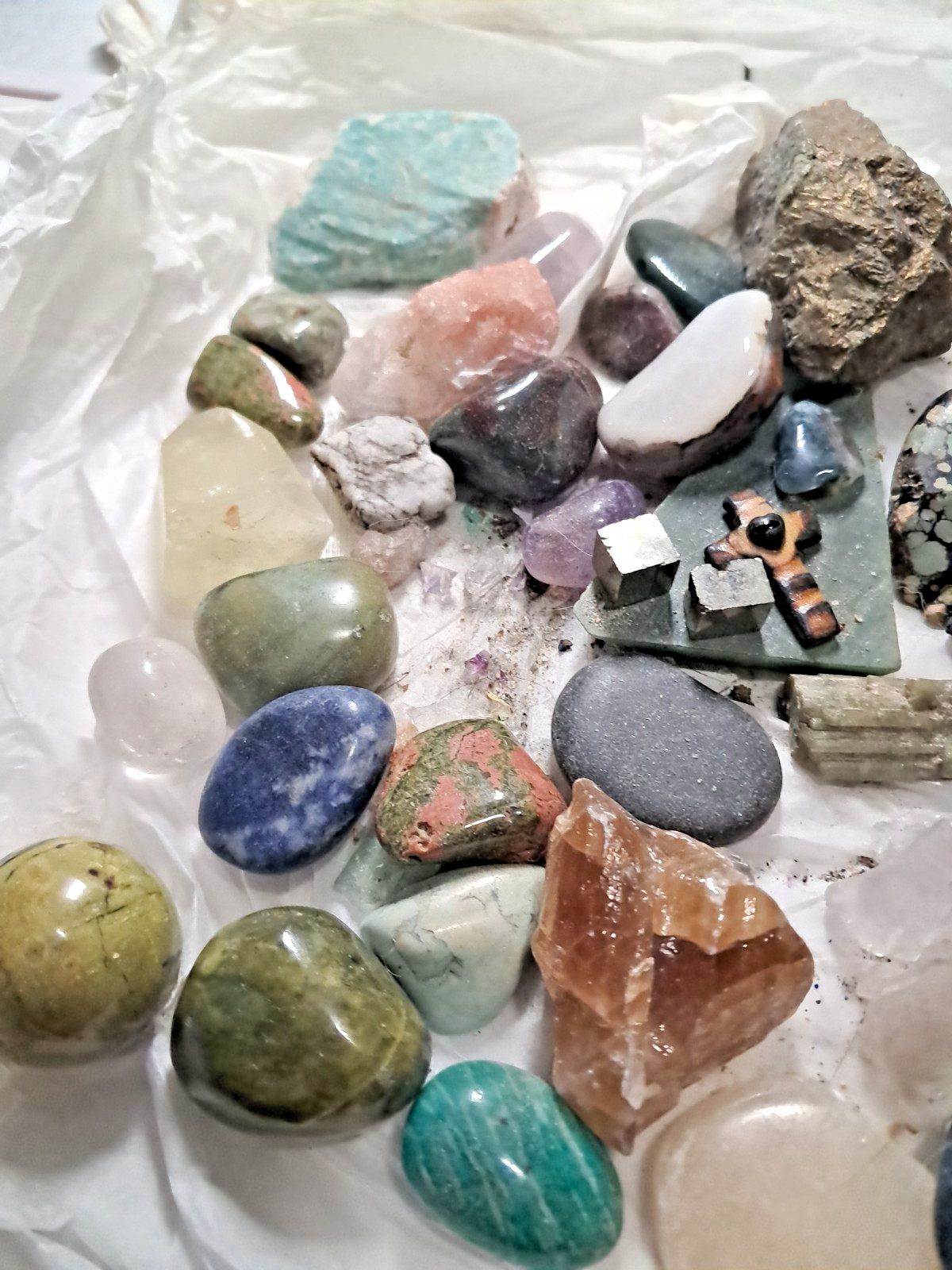Mixed Lot of Assorted Crystals/ Rough & Tumbled Stones 2.7 lbs