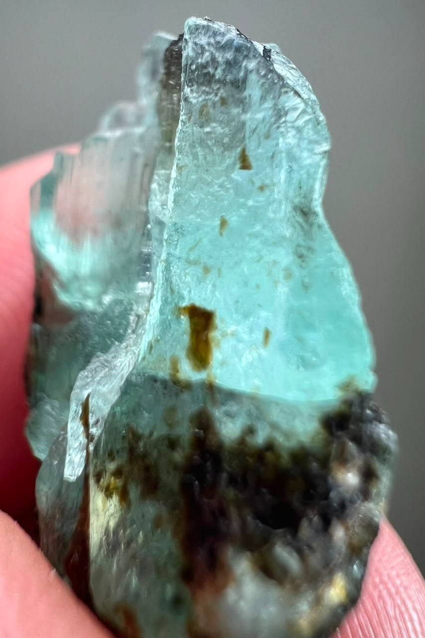 18CT, Beryl Var! Natural Emerald Huge Transparent Crystal on Black Mica ,KPK PAK