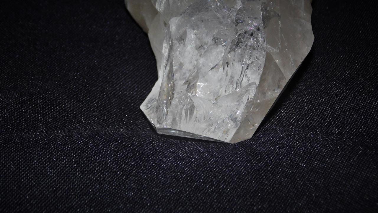 NATURAL CLEAR POINT QUARTZ WHITE RAW STONE EXCELLENT TONE & VIBRATION