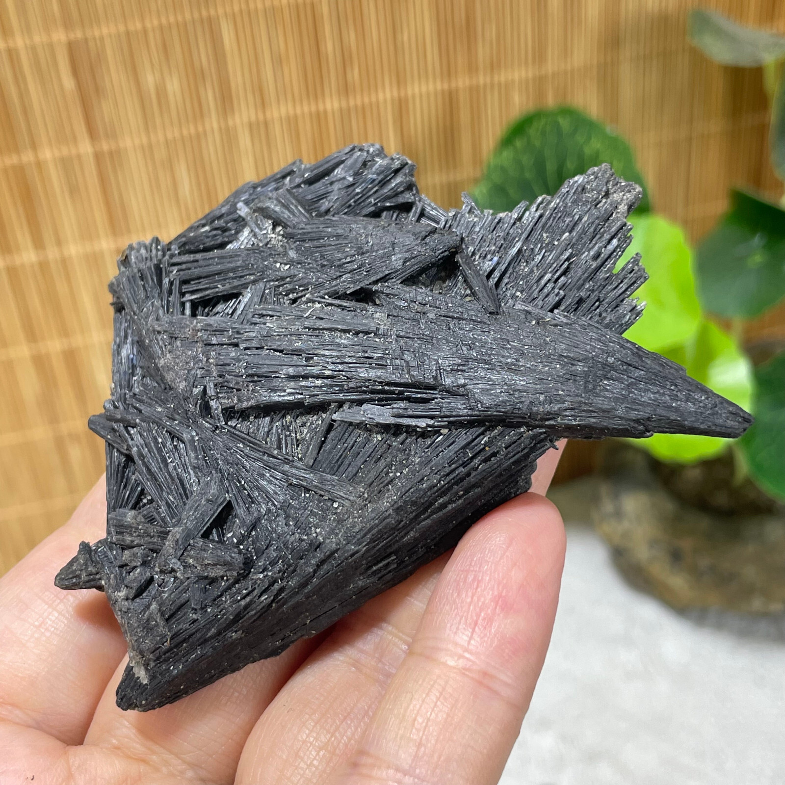 80g Natural Irregular natural black crystal cluster mineral specimen（dian qishi）
