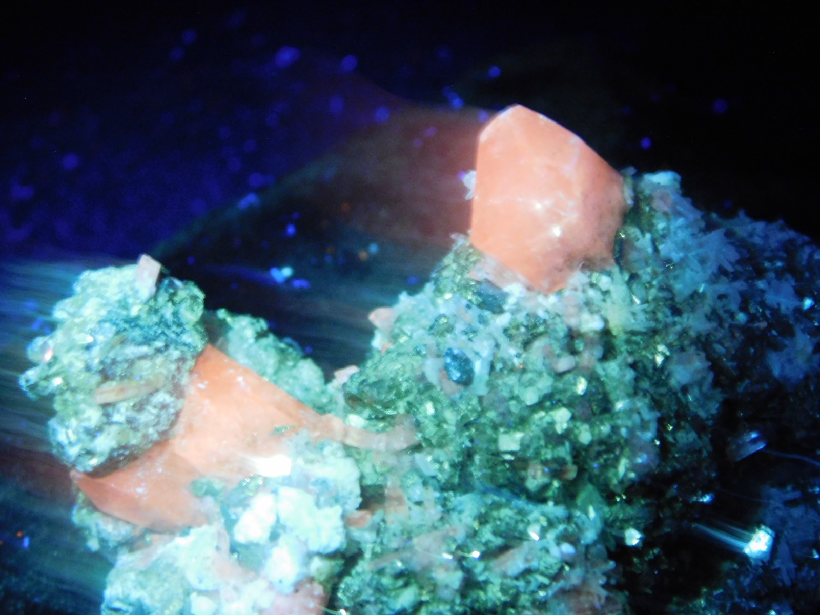 FLUORESCENT Calcite CRYSTAL Cluster on PYRITE Crystals Peru 125gr