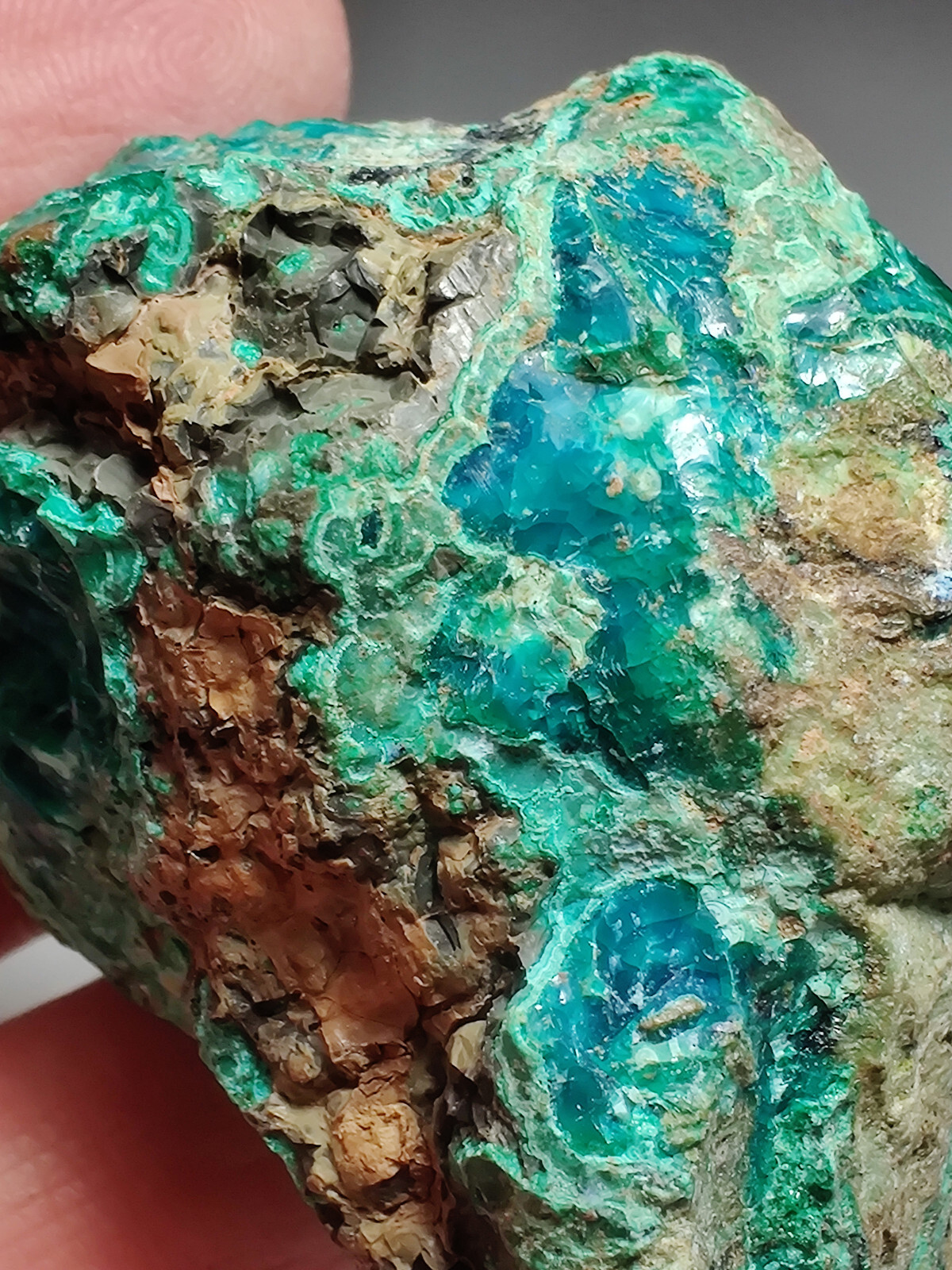 Chrysocolla, Opal specimen with great colors. Peru. 69 grams.
