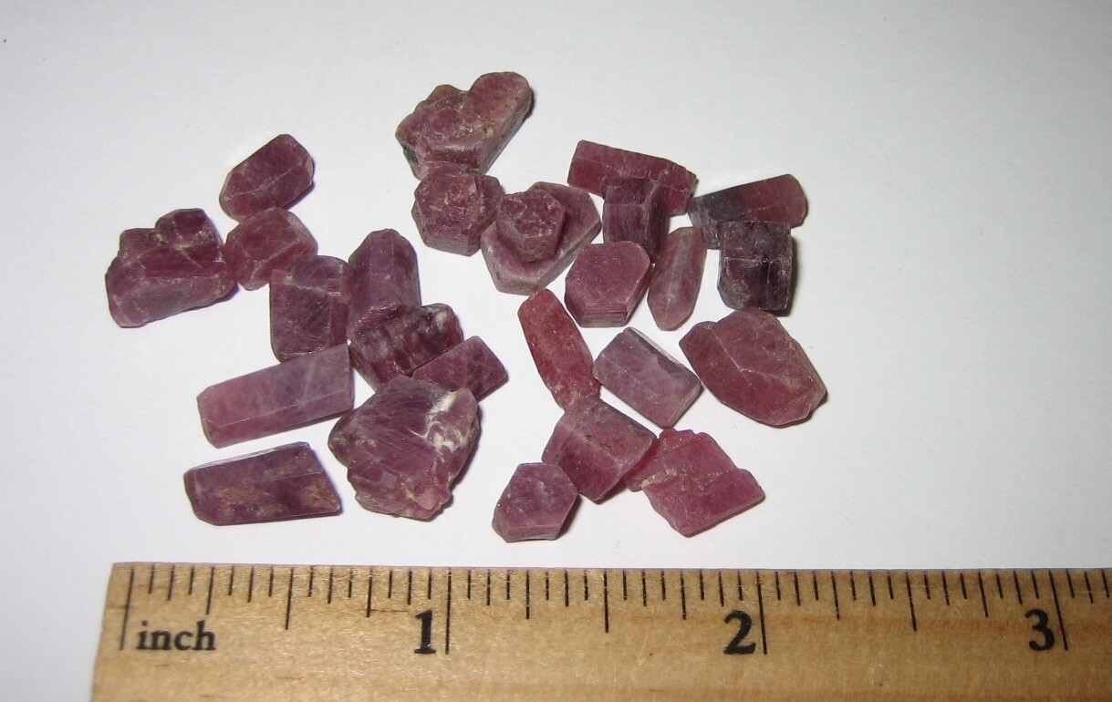 26 GOOD QUALITY TINY 0.2-0.5″ ROUGH NATURAL RUBY CRYSTALS FROM MADAGASCAR 23g *A