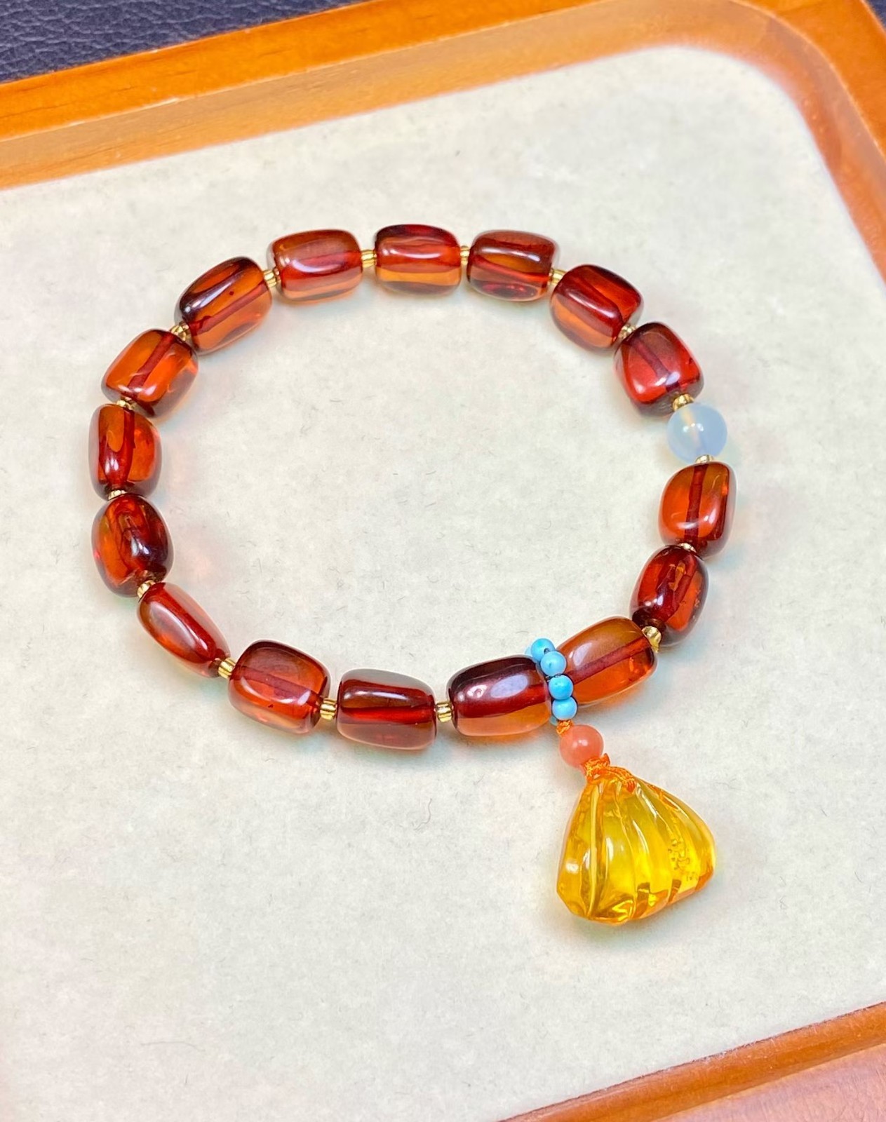 1pc Baltic Honey Amber Shell pendant Stretch Bracelet blood amber 7mm