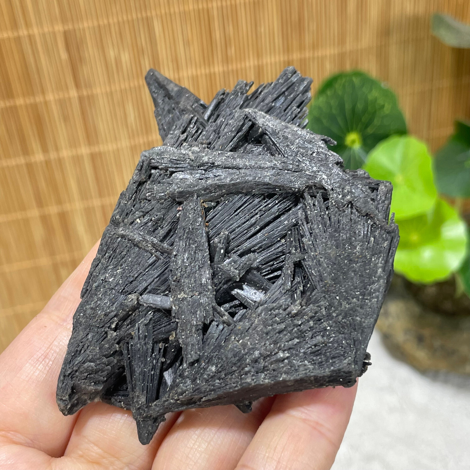 80g Natural Irregular natural black crystal cluster mineral specimen（dian qishi）