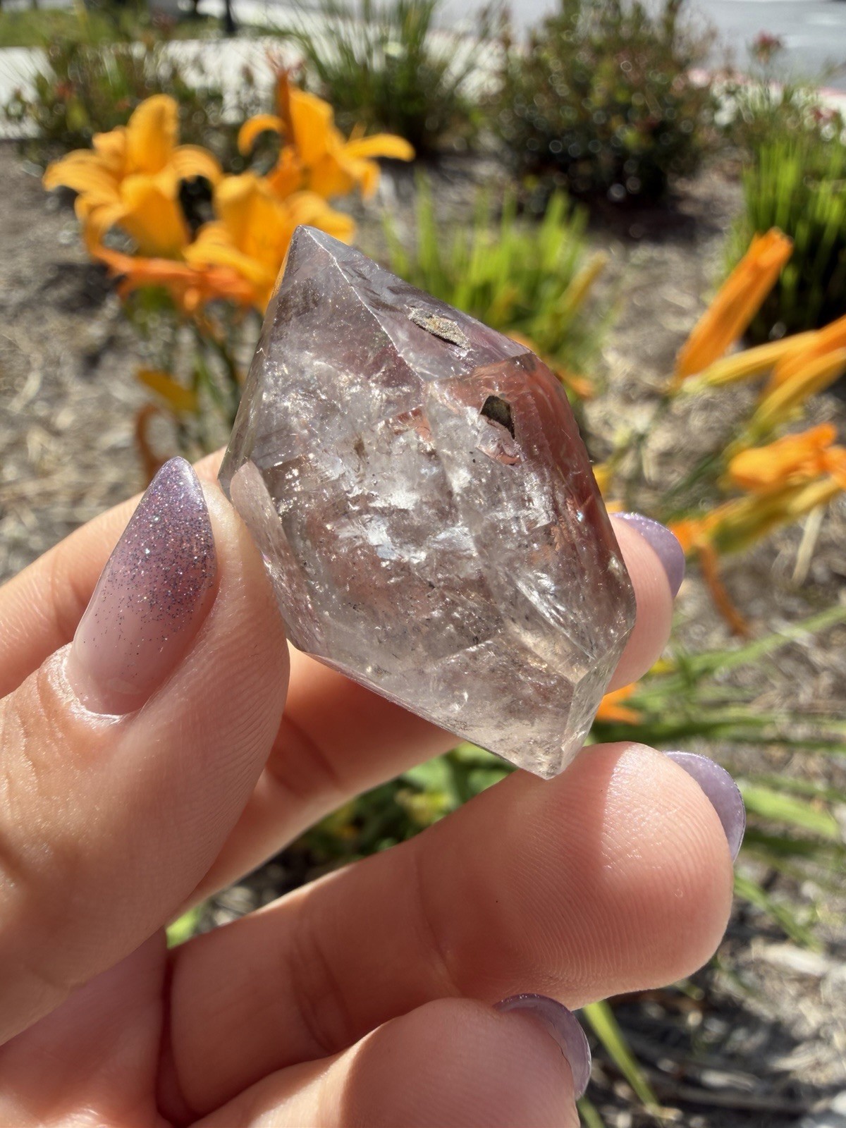 Natural Enhydro Quartz w/ Moving Bubble &/or Carbon/Black Inclusions,A472