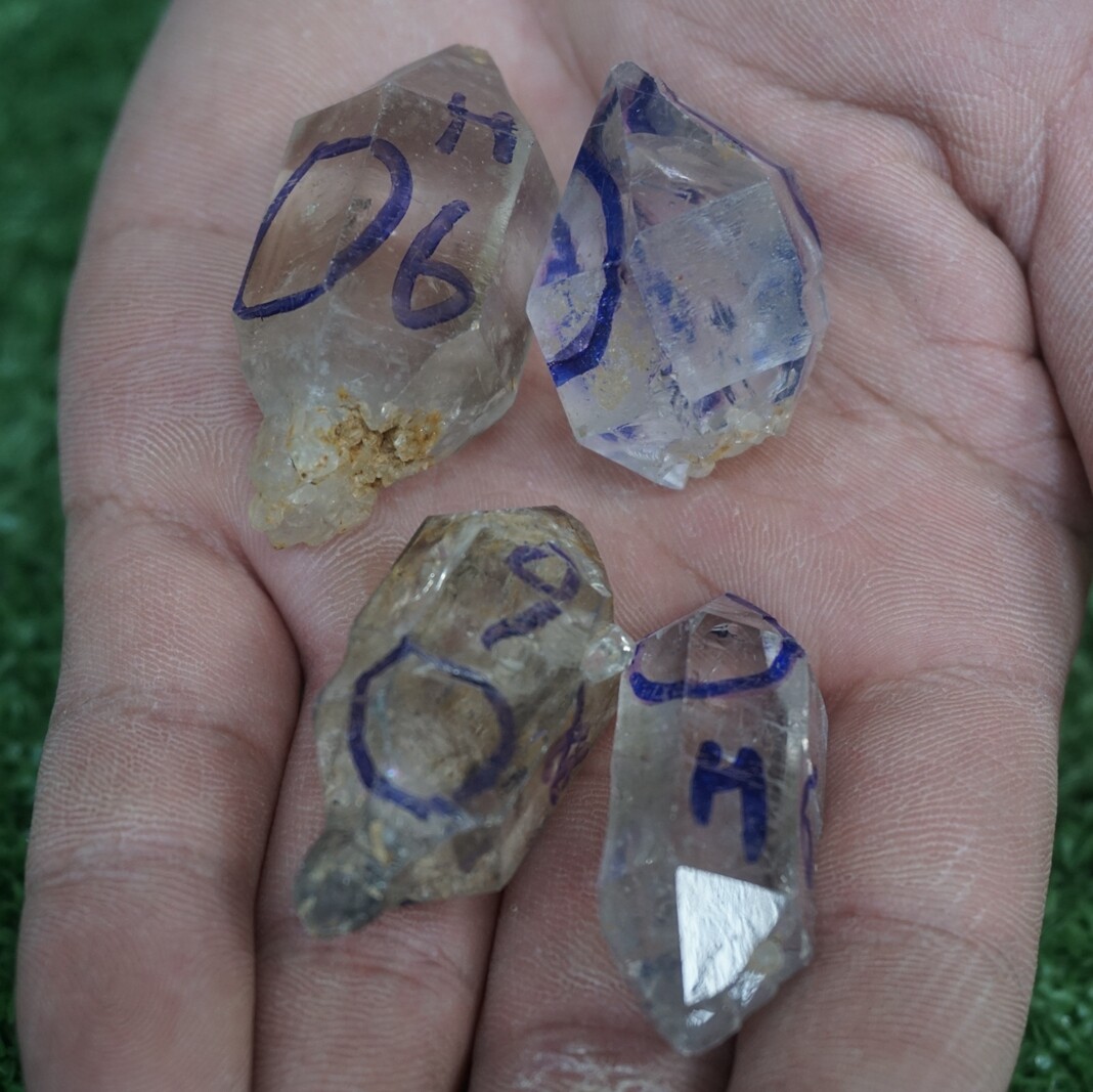 4 Pieces Rare Natural Moving Water Bubbles ENHYDRO Raw Quartz Crystal Points