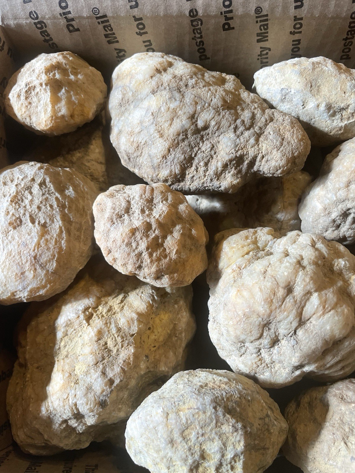 BOX OF KENTUCKY GEODES:20-1” TO 4”. ALL RATTLE!! *** BREAK YOUR OWN ***
