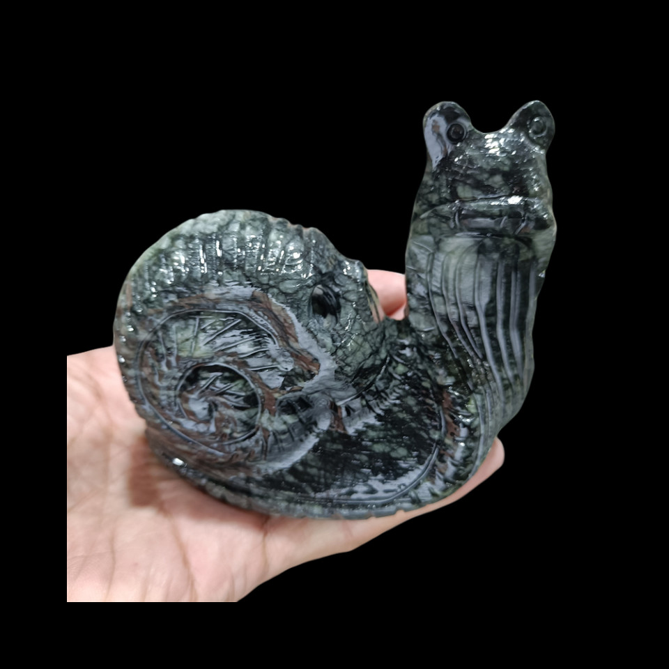 1pc Natural Xiuyan jade Quartz Crystal Skulls Healing Carved Snail Skull 1.1LB