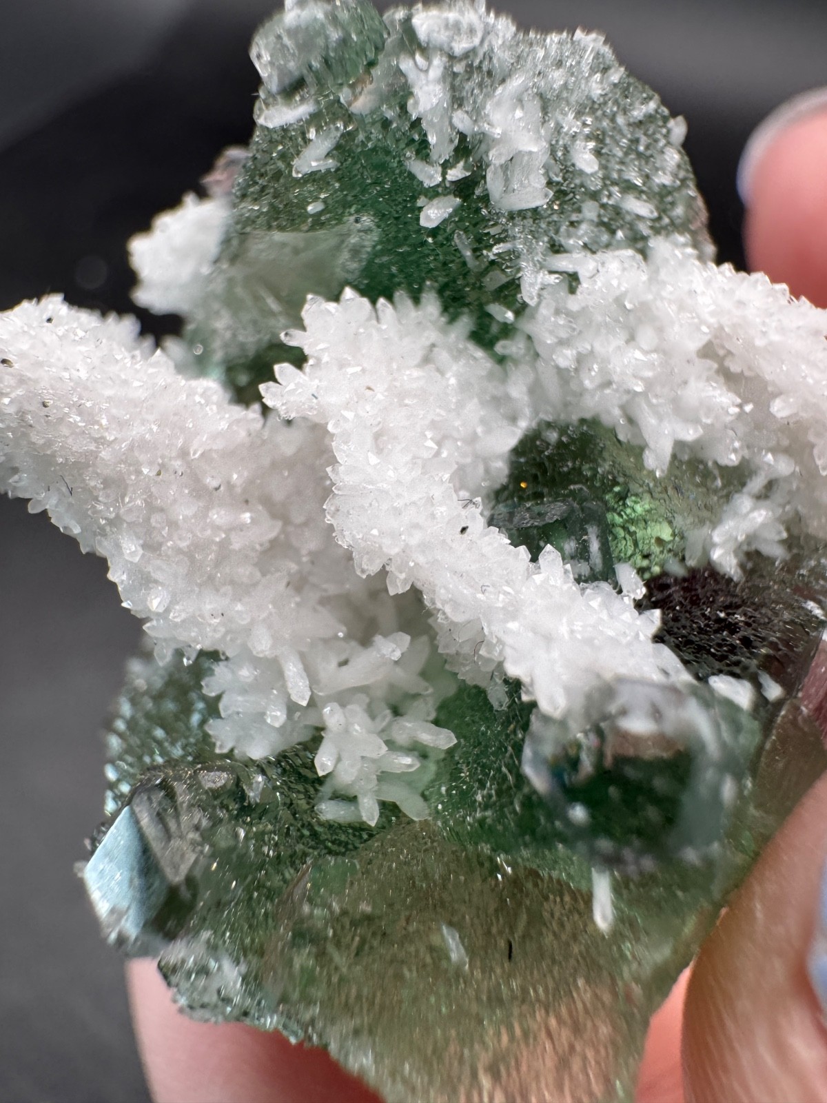 6658 Lovely Green Octahedral with White Quartz on Purple Fluorite Fu Jian 28g