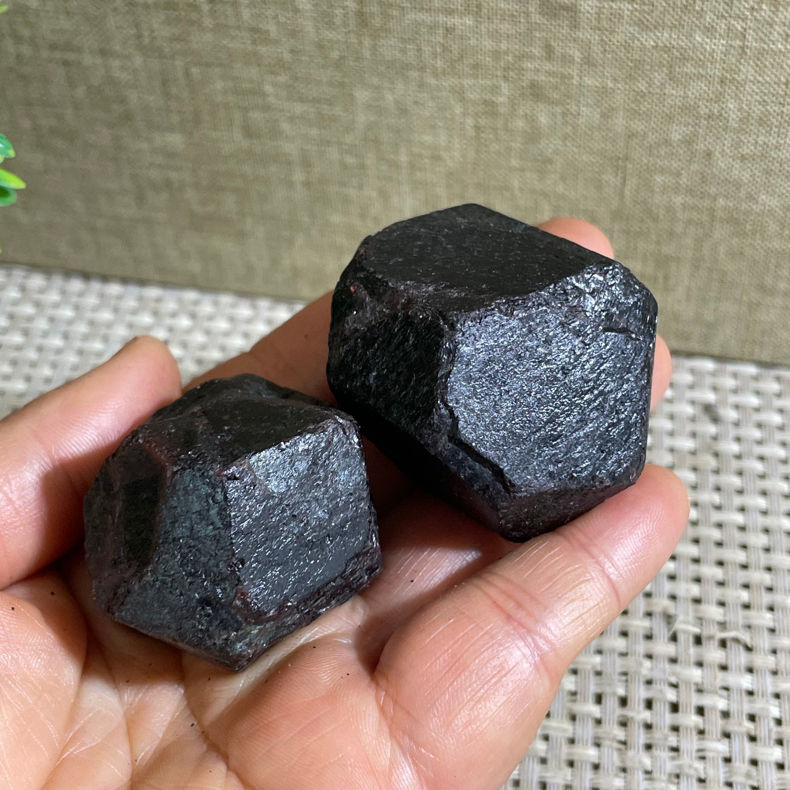 224g RED Garnet Crystal gemstone rough stone mineral specimen