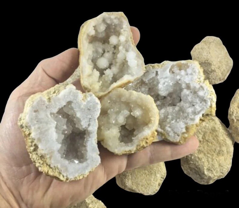 Deluxe Gift Pack – 10 Break Your Own Quartz Geodes Plus 5 Sliced Geode Halves