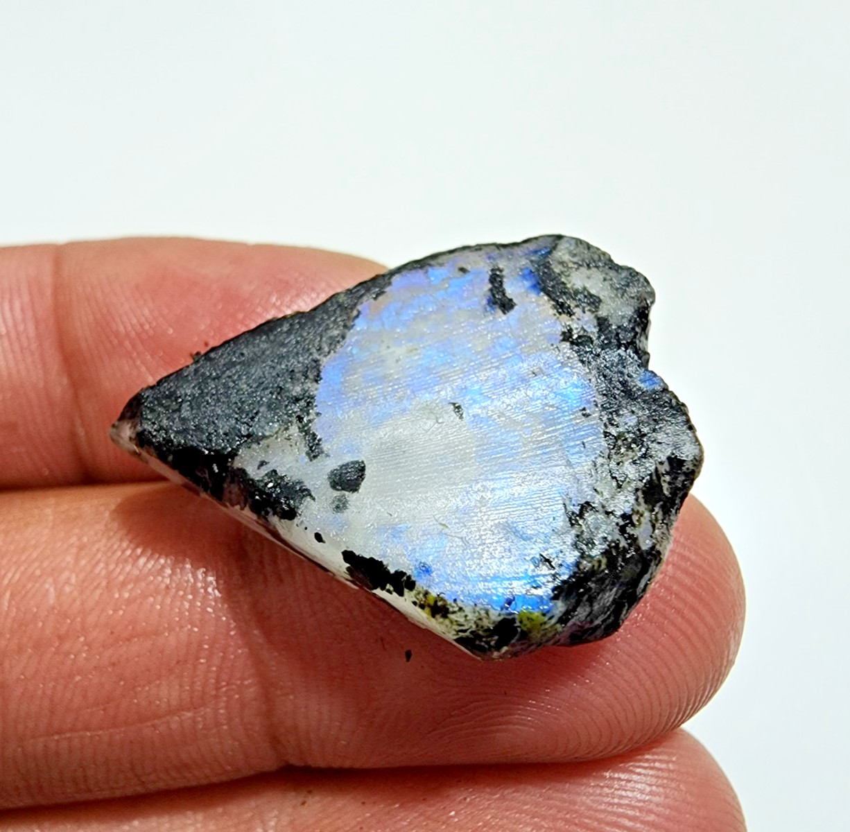 Amazing AAA+ White Rainbow Moonstone Rough 39 Crt Loose Gemstone Jewelry Making