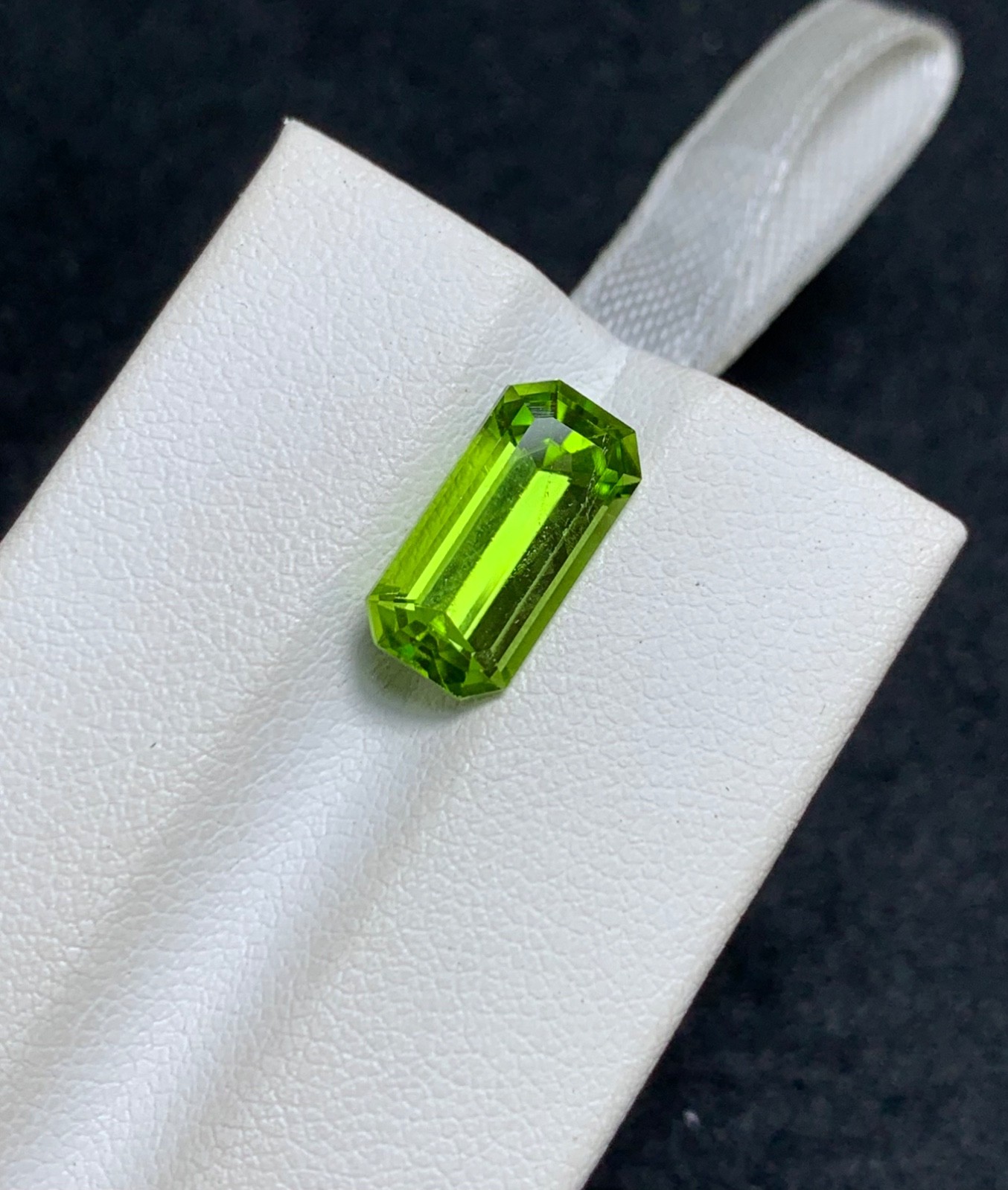 4.65 Cts Natural Faceted Peridot(eye clean) Gemstone from Pakistan.