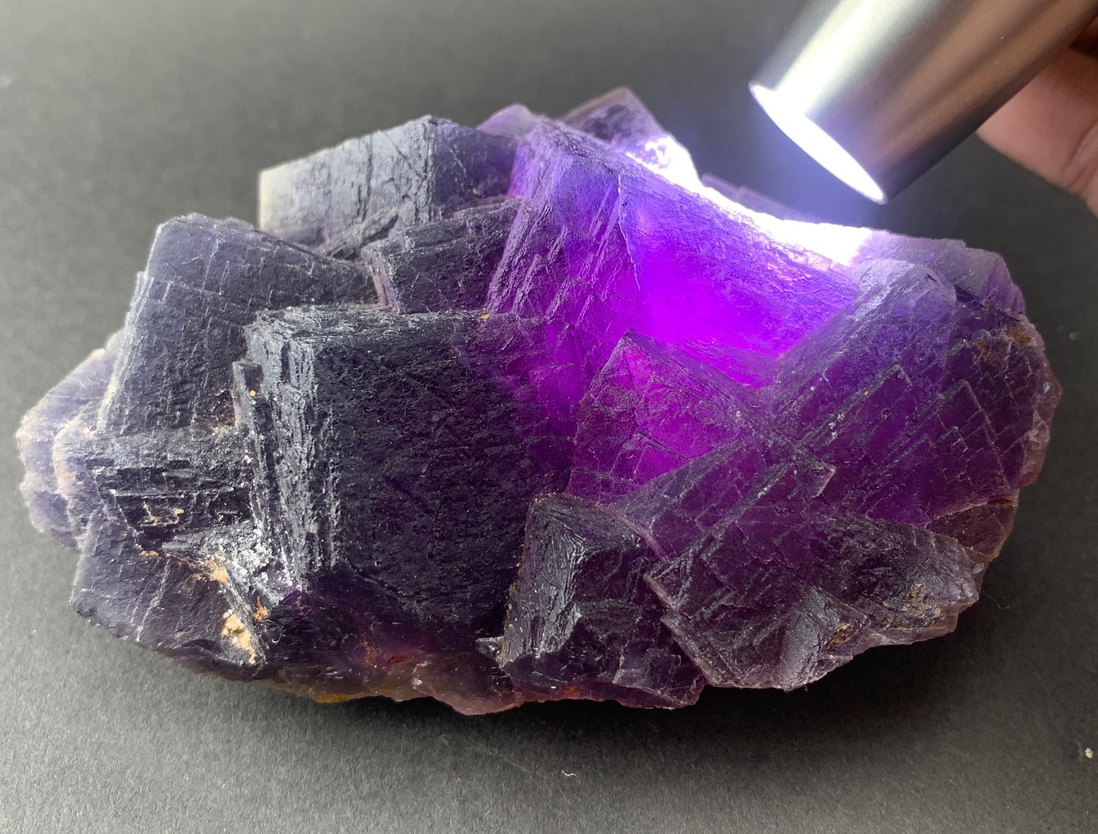 1.3LB NATURAL CUBIC UV REACTIVE FLUORITE CRYSTAL MINERAL SPECIMEN COLOR CHANGE.