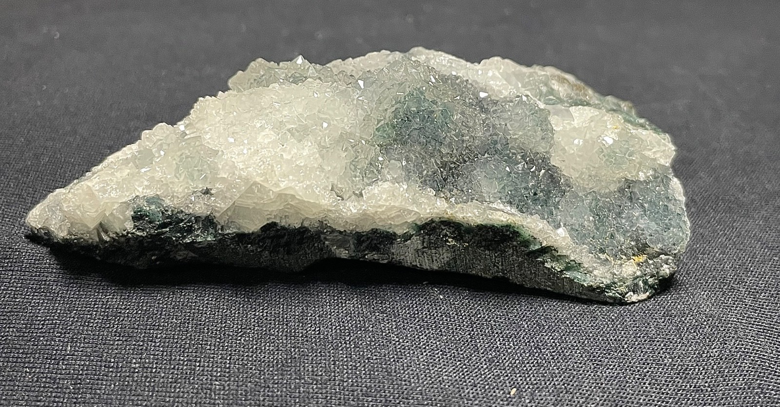 Natural green / white shiny quartz cluster mineral specimens 117gr 9×4.5×2.5 cm