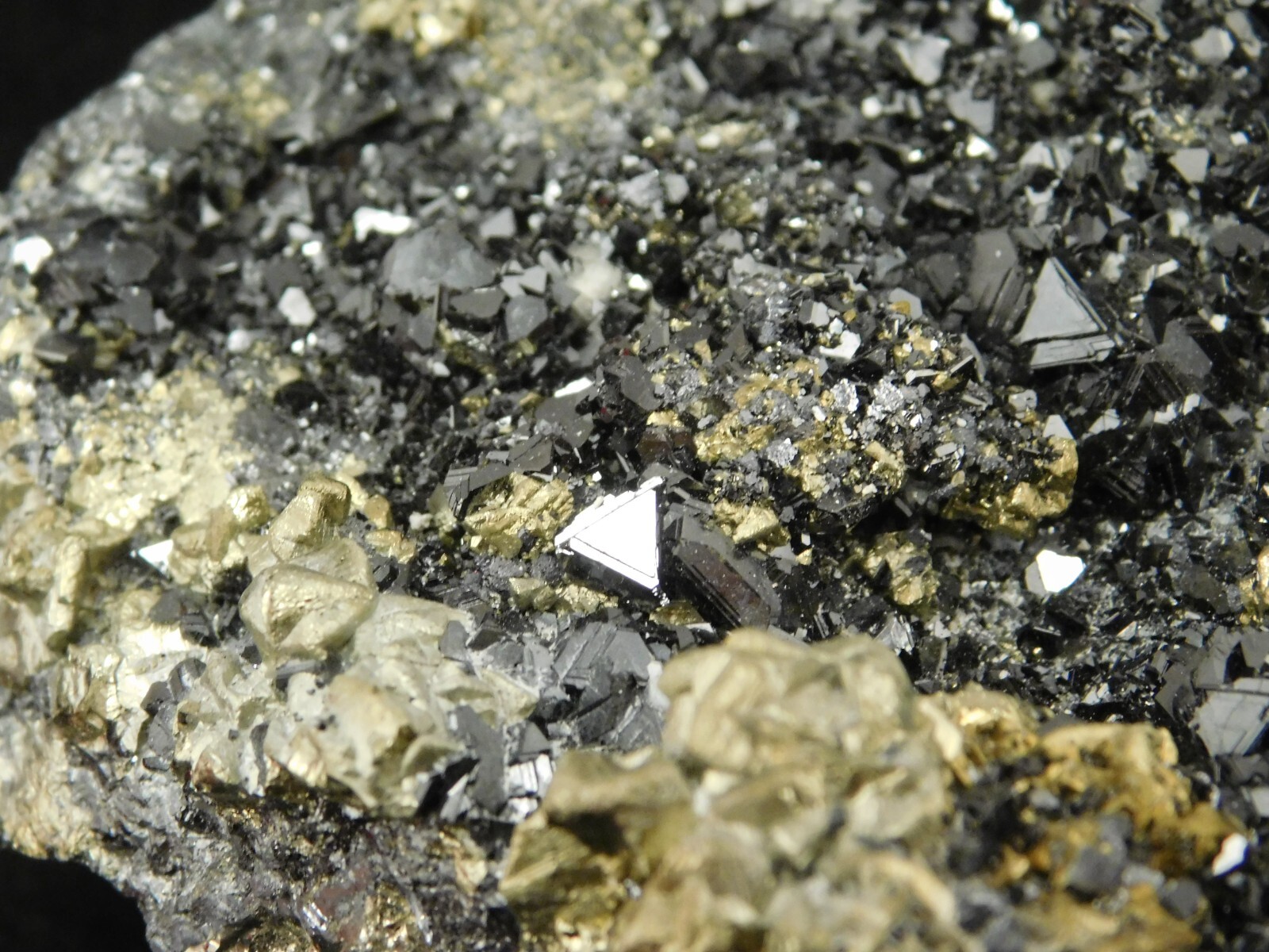 BIG! PYRAMID Shaped Pyrite Crystal Cluster w Sphalerite and Chalcopyrite 878gr