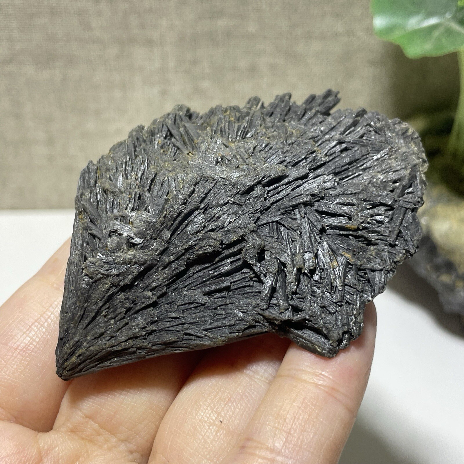 Natural Irregular natural black crystal cluster mineral specimen（dian qishi）71g