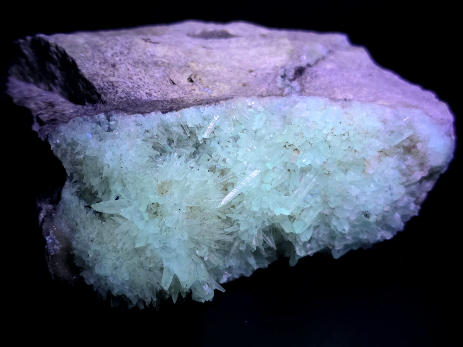 350g Vintage Florida UV Reactive Aragonite Needle Spray Crystal Specimen