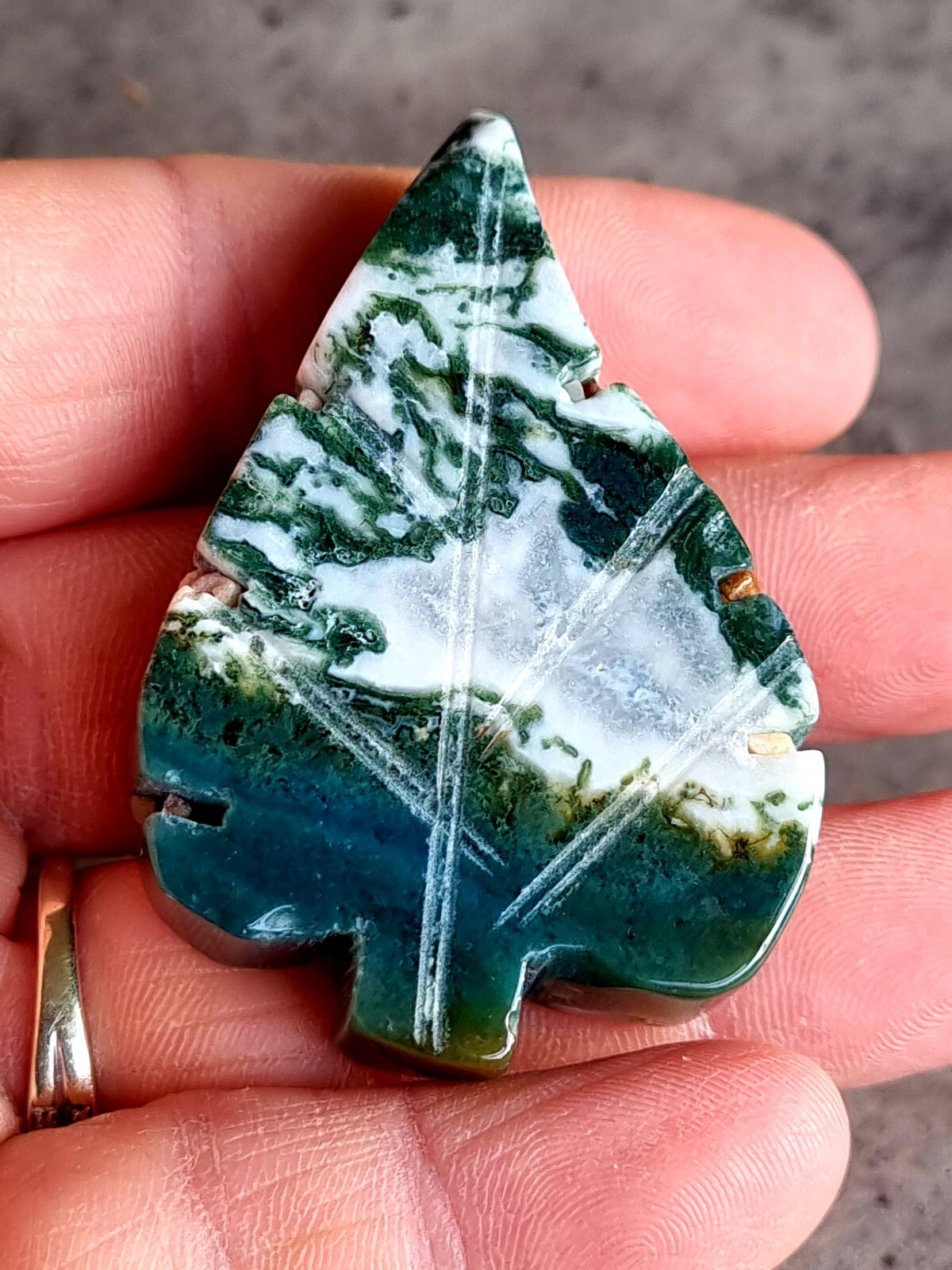 Natural Moss Agate leaf carving Crystal 30g 5×3.5cm stunning Gemstone crystal