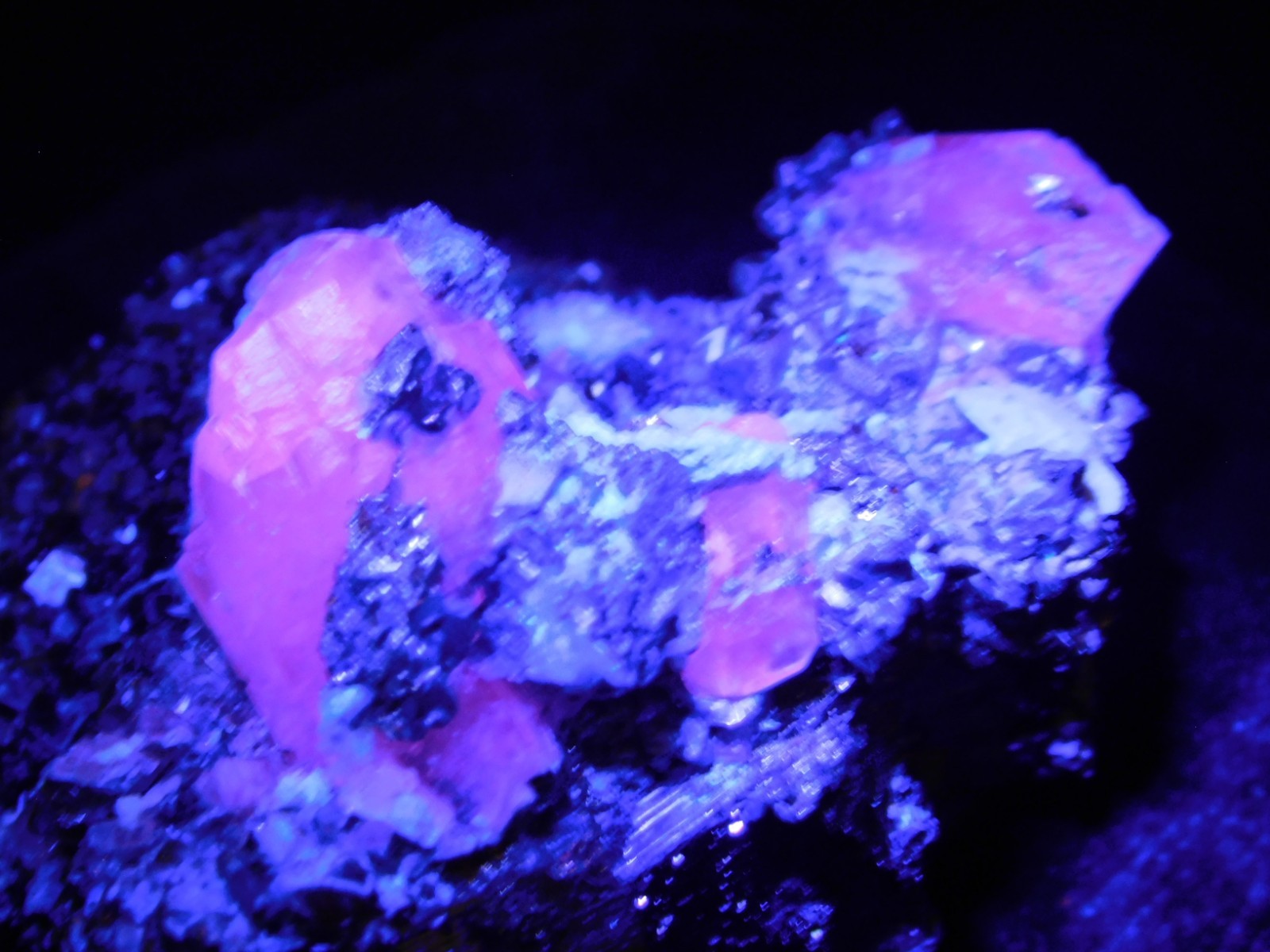 Sphalerite Crystals with Druzy Pyrite and FLUORESCENT Calcite Peru 195gr