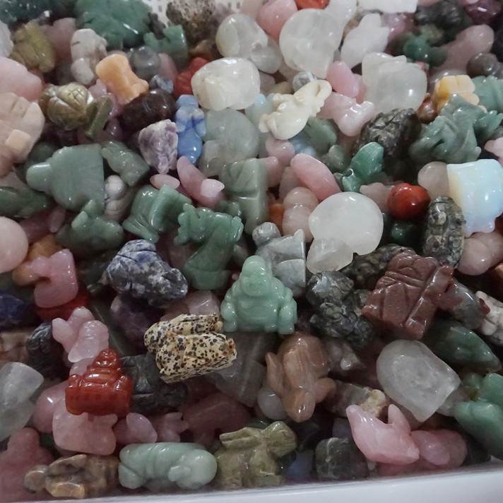 11LB 95Pcs Quartz Crystal Jasper Skull Fgurines Mixed Gem Stone Carvings Healing
