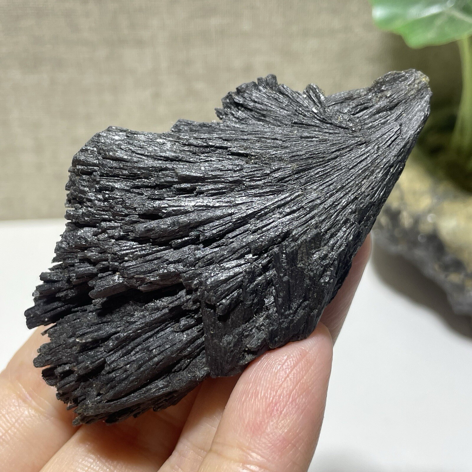 Natural Irregular natural black crystal cluster mineral specimen（dian qishi）63g